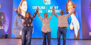 Carolina recibe apoyo de la diputada Anny Mambrú y ex secretario general del ayuntamiento SDE Jesús Colón Carolina recibe apoyo de la diputada Anny Mambrú y ex secretario general del ayuntamiento SDE Jesús Colón