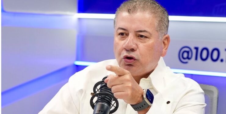 César Fernández afirma que la Fuerza del Pueblo inaugurará el monorriel de Santiago porque el Gobierno no lo terminará