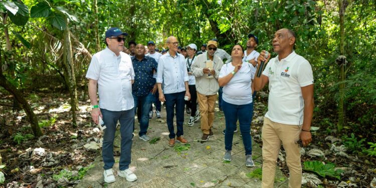 Empresa Seaboard realiza un operativo de recogida de desechos sólidos en el Santuario de Mamíferos Marinos de Manatí-Puerto Plata
