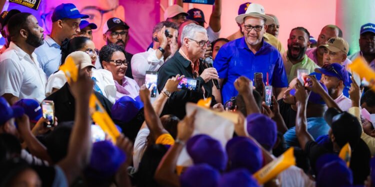 Gonzalo Castillo recorre ocho localidades de San Cristóbal y cuestiona ejecución de obras públicas
