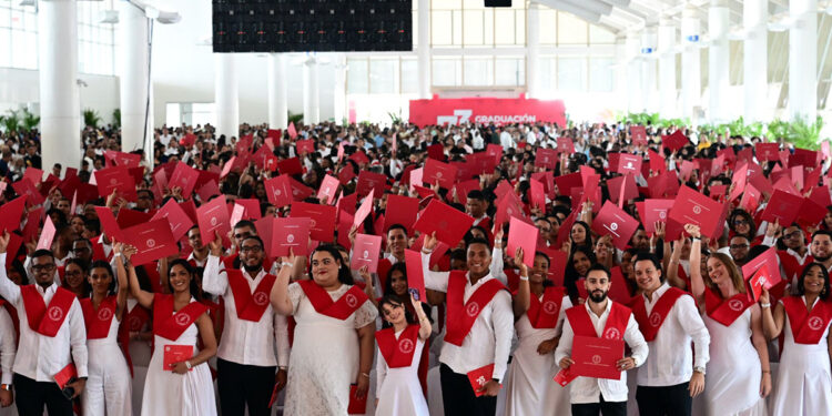 INTEC gradúa a 945 profesionales y su rector los llama a “rediseñar” el mundo