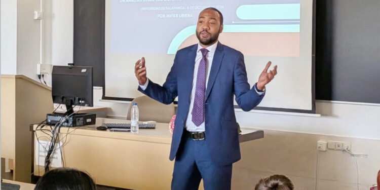 Javier Ubiera analiza la evolución democrática dominicana en conferencia