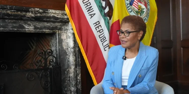 Karen Bass busca la reelección en Los Ángeles con la promesa de hacer frente a Trump