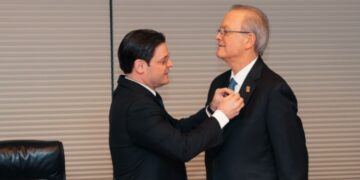 Manuel Grullón Hernández asume como Presidente del Grupo Popular; Manuel A. Grullón es Presidente Ad Vitam