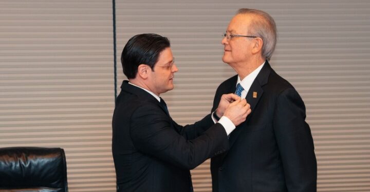 Manuel Grullón Hernández asume como Presidente del Grupo Popular; Manuel A. Grullón es Presidente Ad Vitam Manuel Grullón Hernández asume como Presidente del Grupo Popular; Manuel A. Grullón es Presidente Ad Vitam