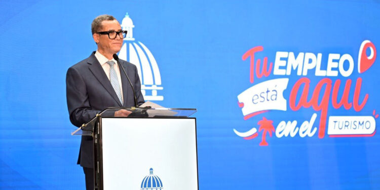 Miles de personas acuden a la jornada de empleos turísticos del Ministerio de Trabajo en La Romana