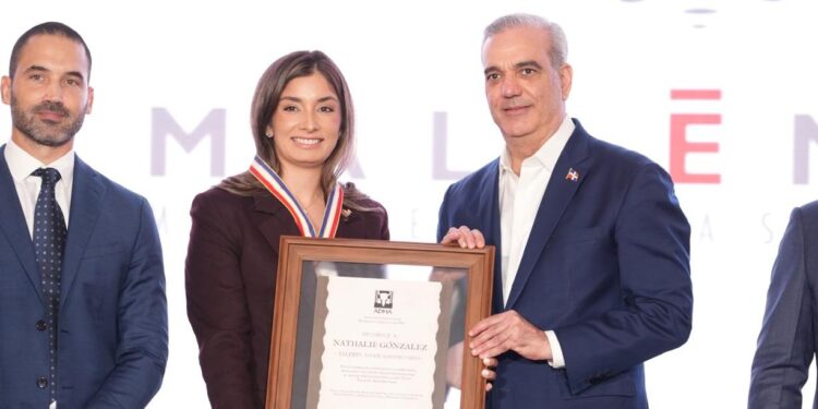 Nathalie González recibe reconocimiento al Talento Joven...
