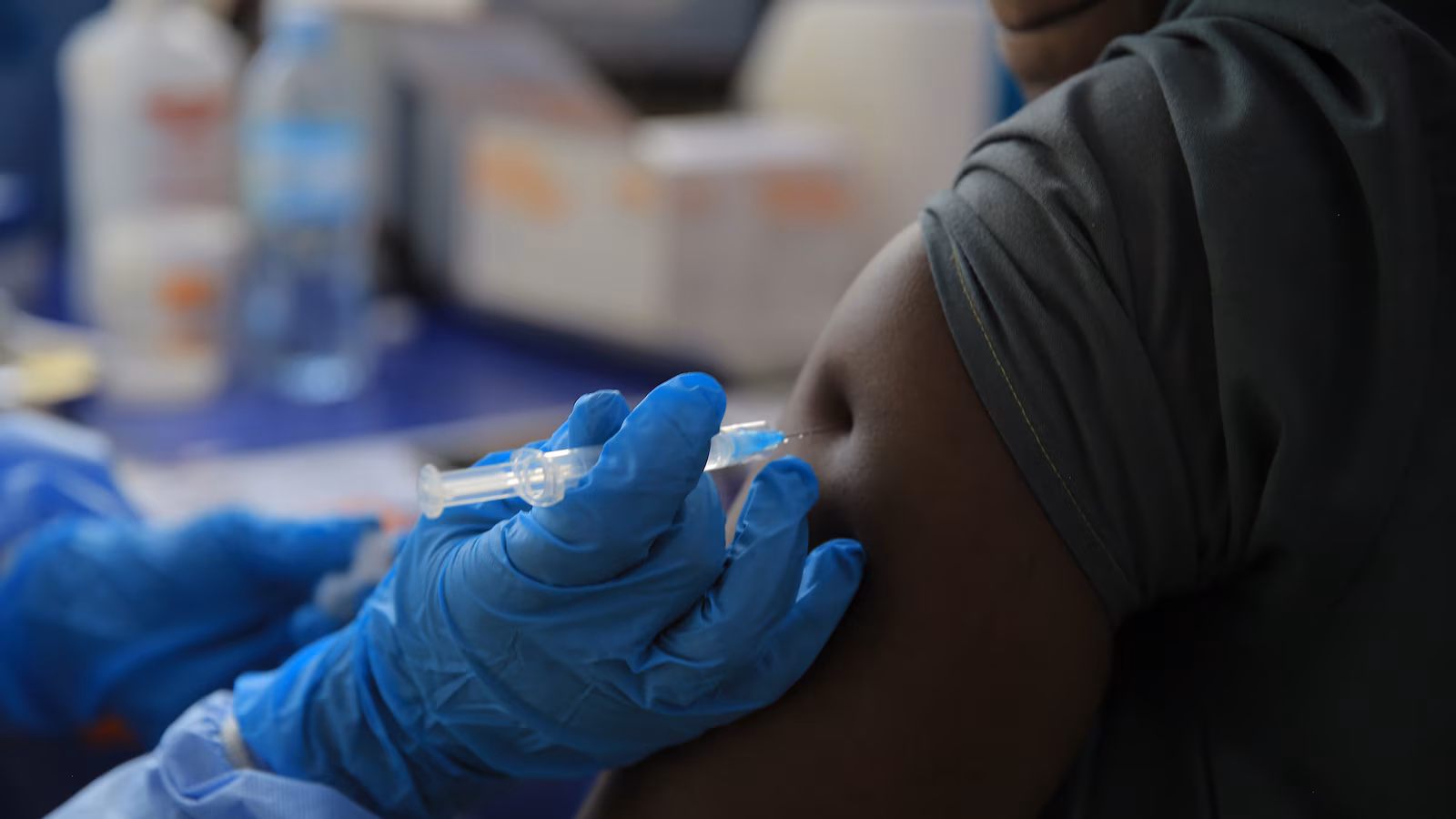 Nigeria confirma caso de ébola en Abuja y una mujer que llegó de Uganda da positivo