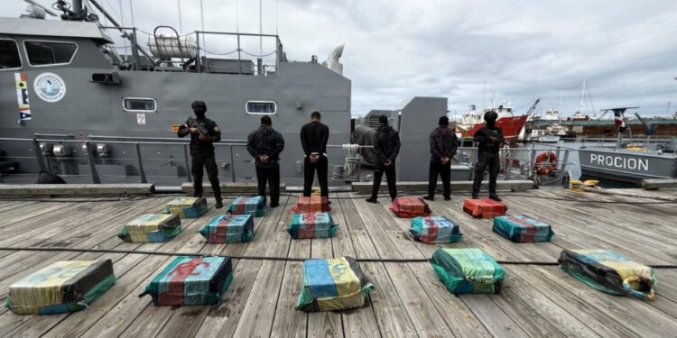Ocupan 555 paquetes de presunta cocaína en otra narcolancha interceptada en Baní