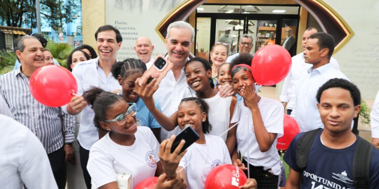 Presidente Abinader destaca gran acogida de la Feria Internacional del Libro 2026 e invita a niños y jóvenes a cultivar el hábito de la lectura