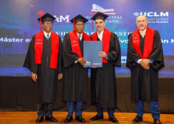 Presidente Abinader encabeza graduación de la octava promoción de la Maestría en Derecho Administrativo y Gestión Municipal, dedicada a su padre, José Rafael Abinader Wasaf