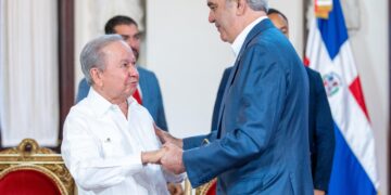 Presidente Abinader entrega premios Adulto Mayor del Año a Ellis Pérez y Protector de la Persona Envejeciente al Hogar de Ancianos Nuestra Señora del Carmen de Higüey Presidente Abinader entrega premios Adulto Mayor del Año a Ellis Pérez y Protector de la Persona Envejeciente al Hogar de Ancianos Nuestra Señora del Carmen de Higüey
