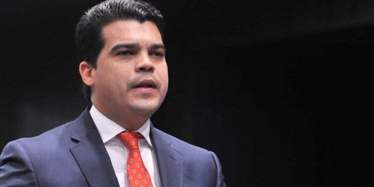 Wellington Arnaud destaca avances en agua y saneamiento