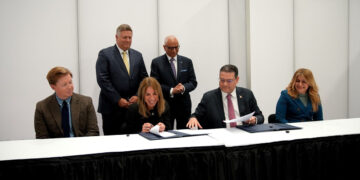 Yayo Sanz Lovatón firma alianza en SEMICON West para impulsar semiconductores en RD